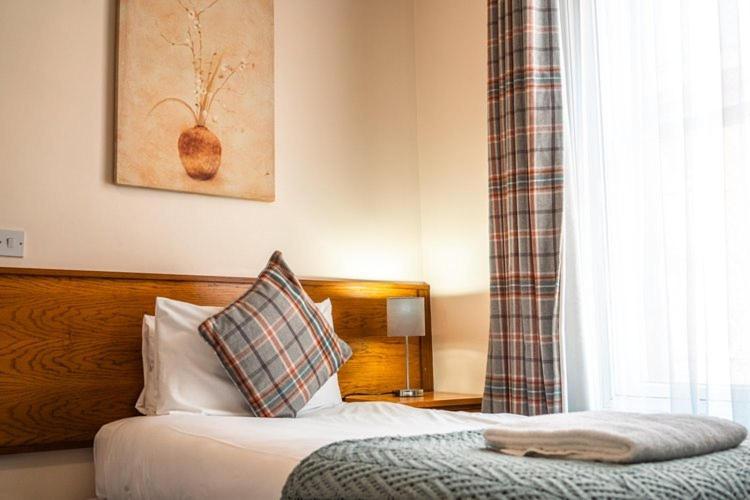 The Red Lion 3*