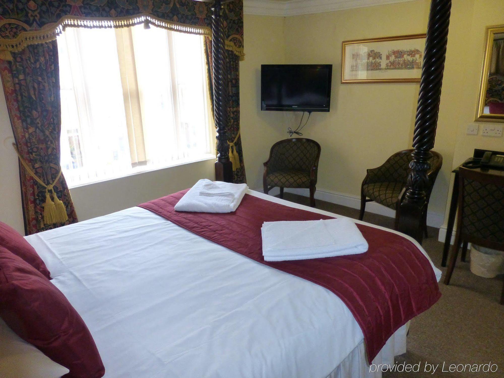 The Red Lion 3*